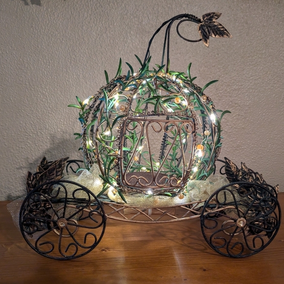 Metal Cinderella Fairytale Centerpiece - Picture 1 of 10